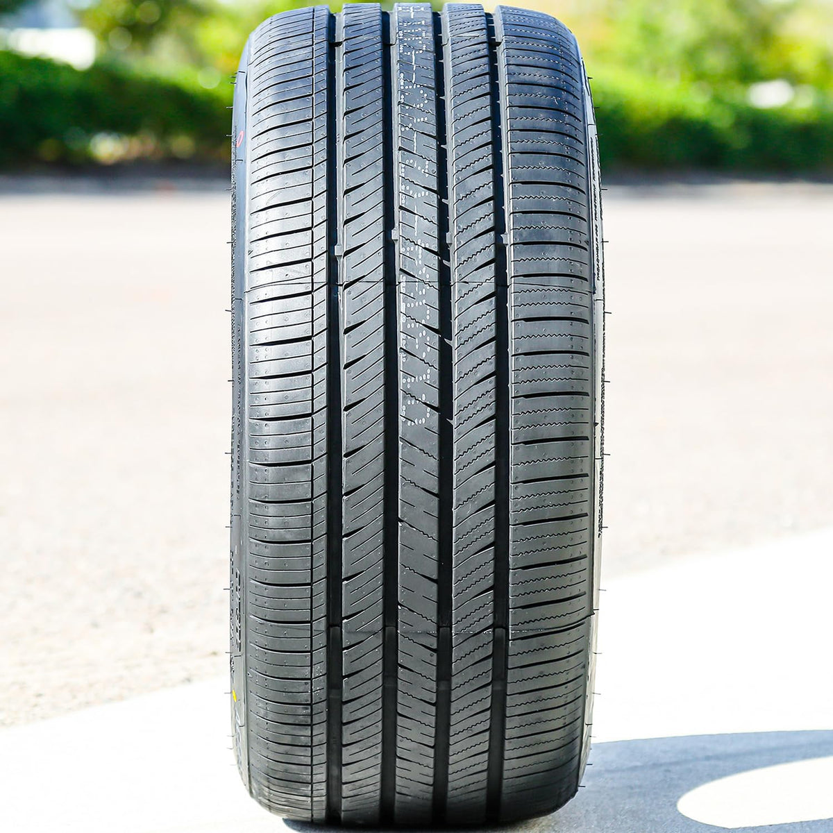235/40ZR18 95W XL All Season Passenger Tire T680325